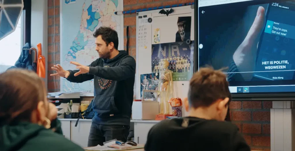 Leerkracht voor de kals die leerlingen onderwijst