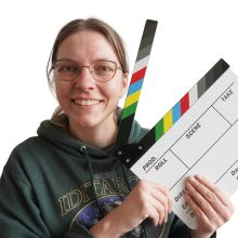 Filmcoach Ellen met filmklapper in de hand, eindfilm groep 8 Hollywood in de Klas