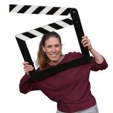 Filmcoach Jantien met filmklapper, eindfilm groep 8 Hollywood in de Klas